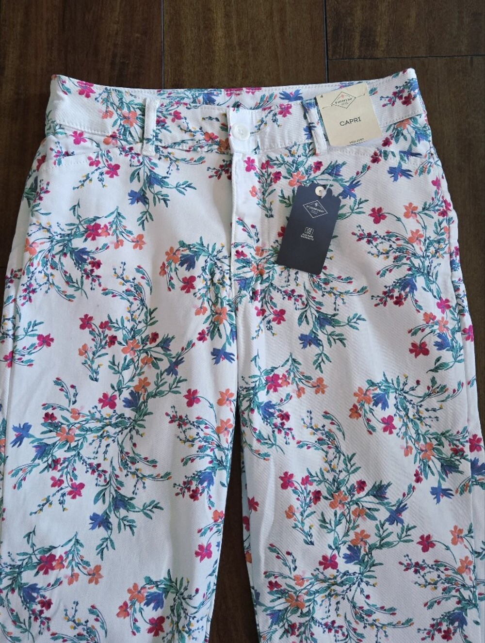 St Johns Bay Pants Women's White Floral Mid Rise Capri Secretly Slender Size 4 - Picture 3 of 10